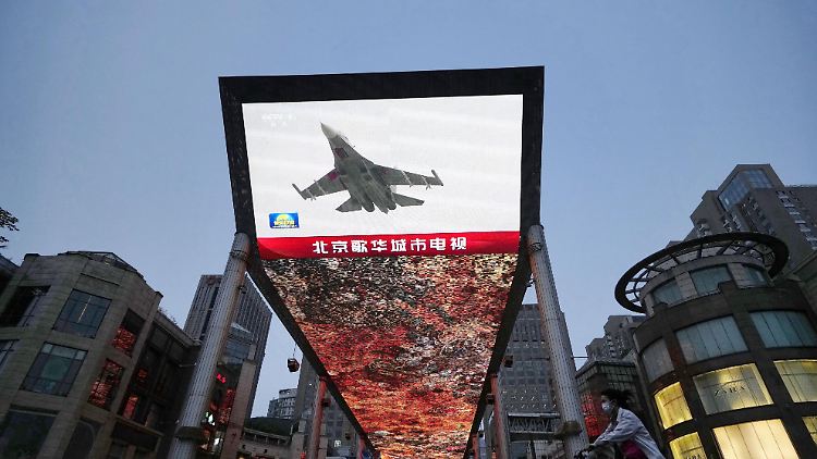 Auf einem Großbildschirm in Peking wurde der Start des Manövers verkündet.