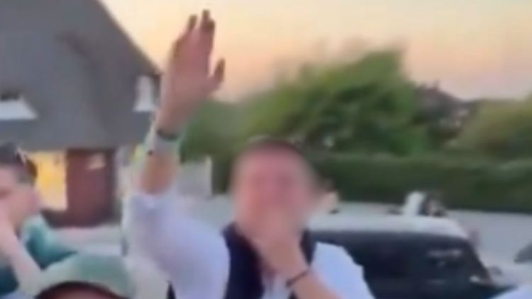 Ein Partygast schien einen Hitlerbart anzudeuten. 
