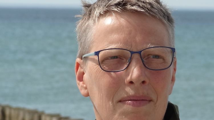 Lann Hornscheidt schreibt und forscht zu diskriminierungskritischer Sprache und bietet Workshops und Fortbildungen zum Thema an.