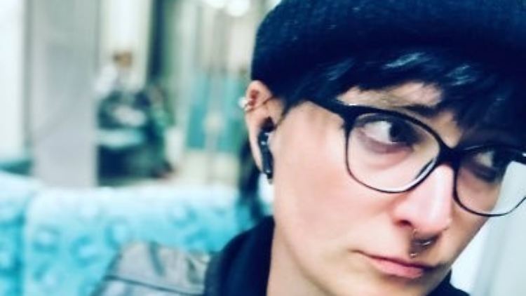 Felicia Ewert ist Politikwissenschaftlerin mit Schwerpunkt Geschlechterforschung. Sie hält Vorträge zu Cissexismus, Homofeindlichkeit, Transfeindlichkeit und Transmisogynie.
