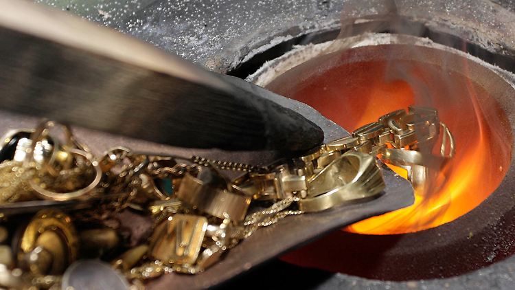 Der hohe Goldpreis treibt das Recycling nach oben, unter anderem weil es für Privatpersonen attraktiver geworden ist, ihr altes Gold zu verkaufen. 