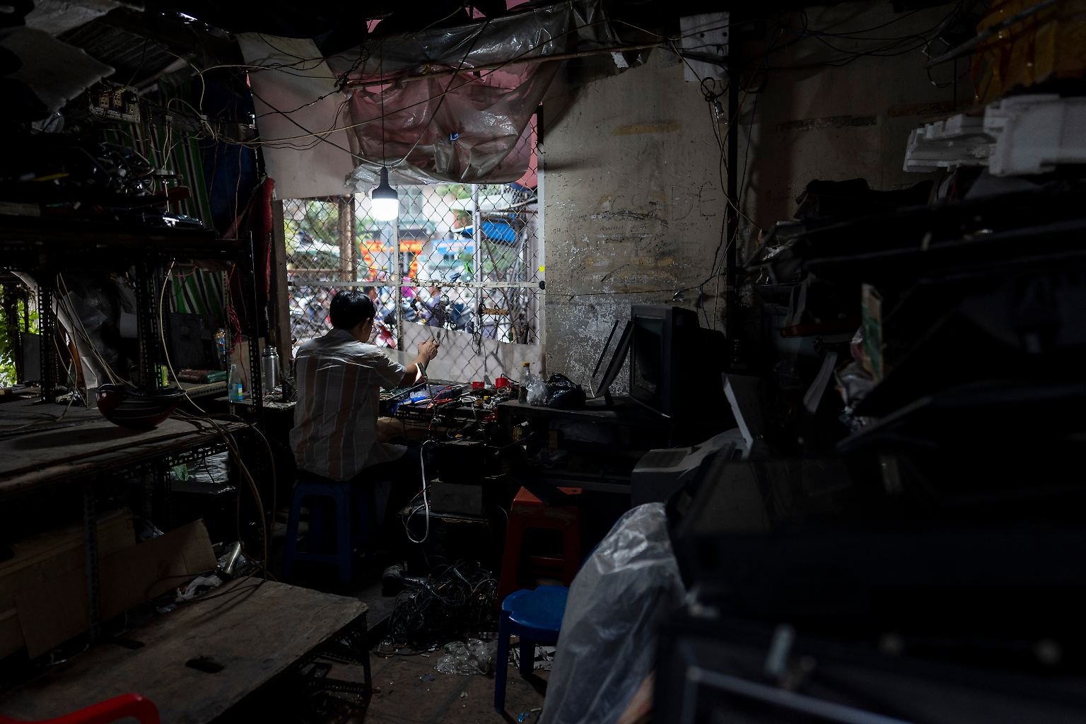 Dam Chan Nguyen rettet kaputte Computer. Als er vor 20 Jahren begann auf dem Nhat-Tao-Markt zu arbeiten, dem größten Reycling-Markt in Ho-Chi-Minh-Stadt, waren es meistens Geräte mit klotzigen Bildschirmen und schweren Prozessoren. 