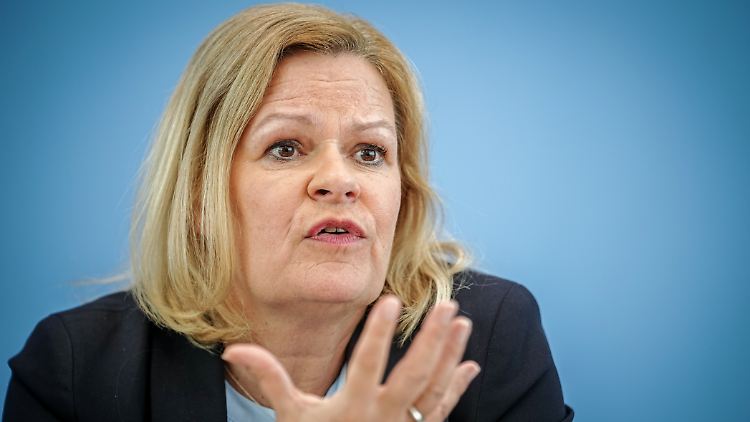Rassisten müssten überall Widerspruch erfahren - auch im Freundeskreis, sagt Faeser.