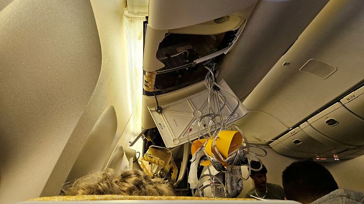 An Bord des Flugs SQ321 herrschte nach den schweren Turbulenzen Chaos.