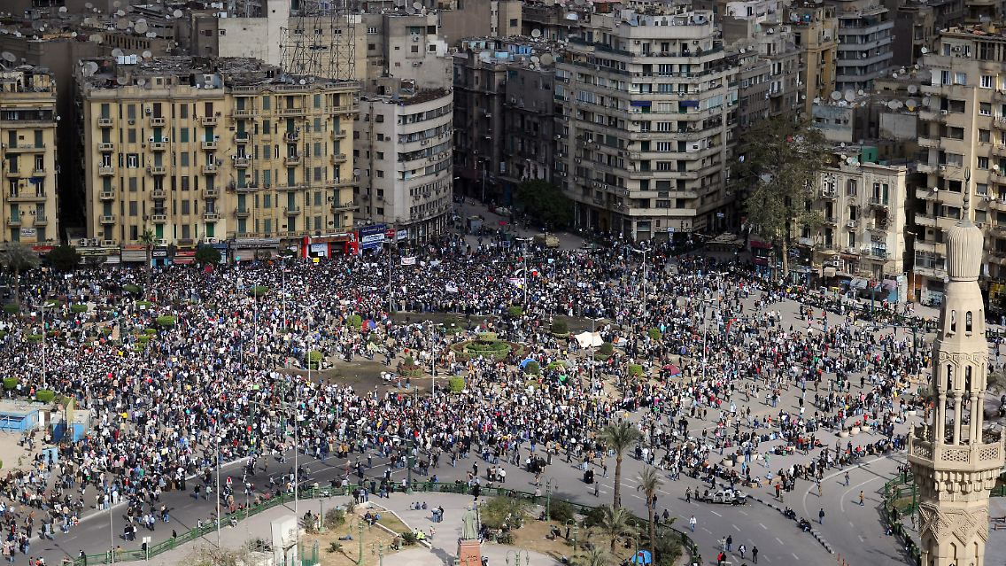 Demonstranten haben sich auf dem Tharir-Platz in Kairo mit Zelten eingerichtet. Ägyptische Oppositionelle haben zu einer Massendemonstration für den morgigen Dienstag in Kairo aufgerufen.