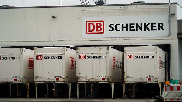 Ein Schenker-Verkauf könnte die Schuldenlast des Schienenkonzerns drücken.
