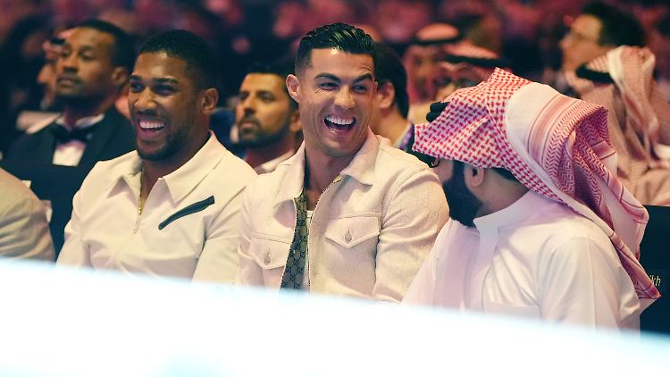 Cristiano Ronaldo schaute den Boxkampf Usyk gegen Fury in Saudi-Arabien neben Turki al-Sheikh (rechts) und Anthony Joshua (links).