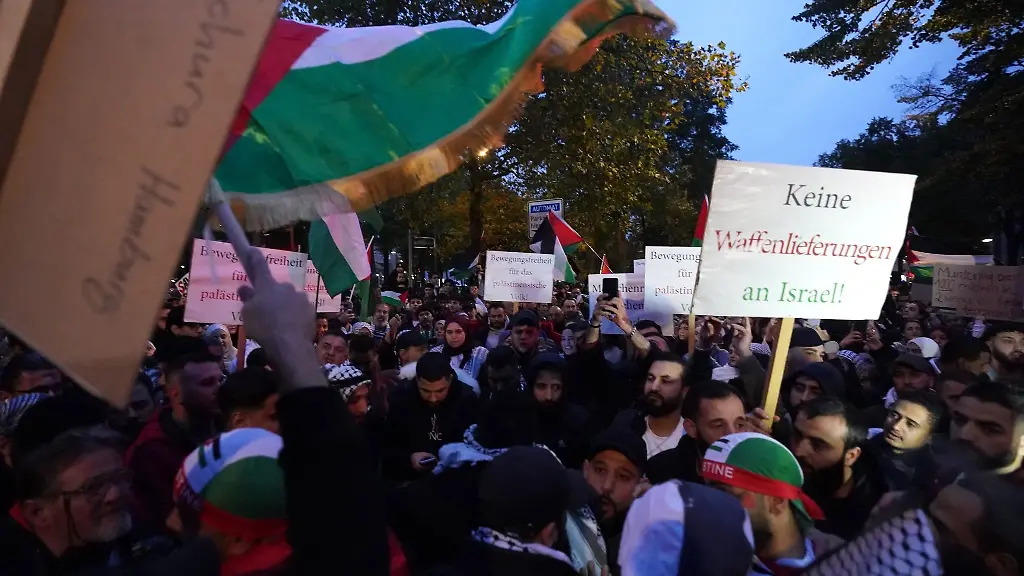 Teilnehmer-einer-pro-palaestinensischen-Kundgebung-im-Hamburger-Stadtteil-St