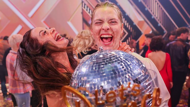 Gabriel Kelly freut sich mit seiner Tanzpartnerin Malika Dzumaev.