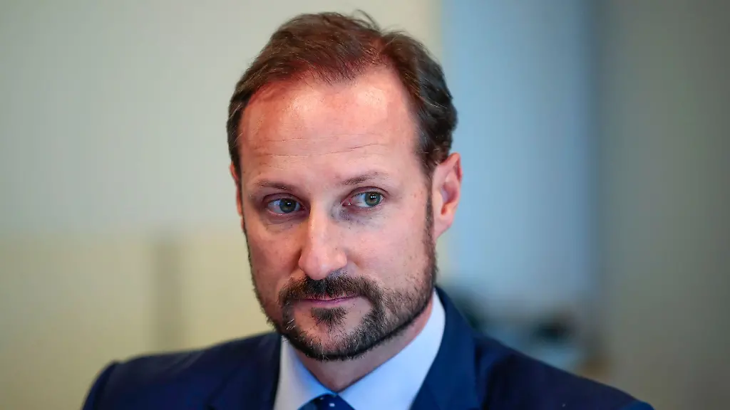 Kronprinz-Haakon-bei-einem-Besuch-im-Hauptquartier-des-Norwegischen-Fluechtlingsrats