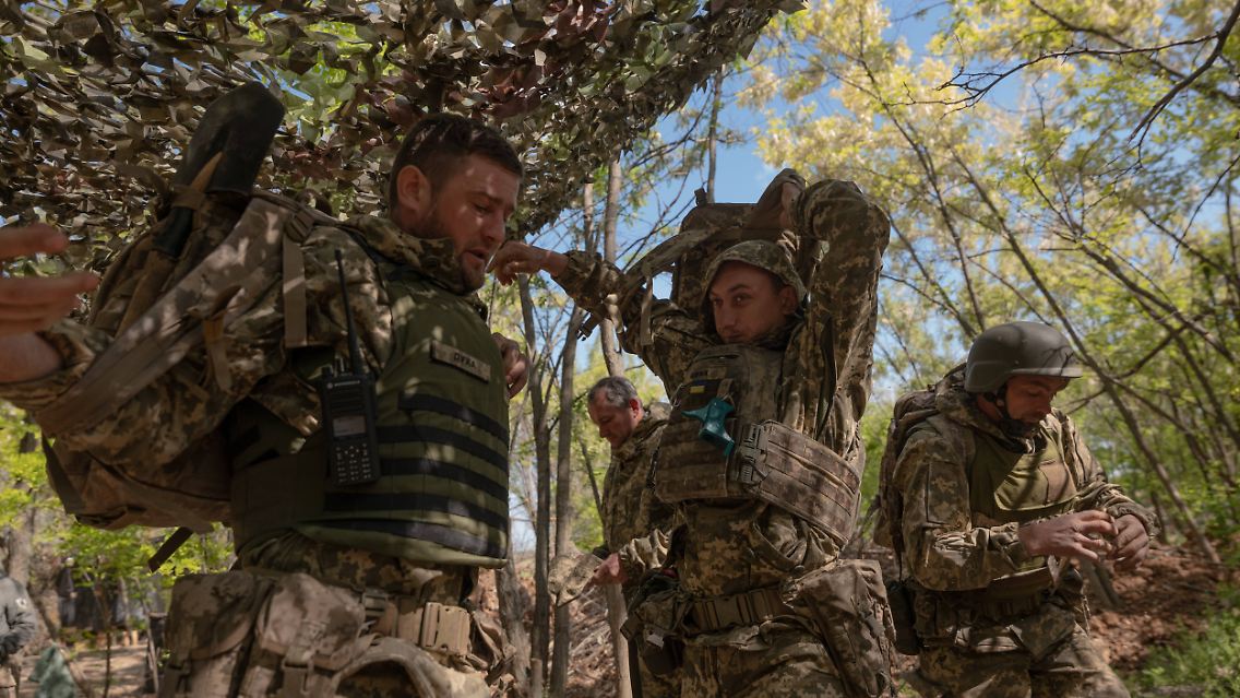 Ukrainische Soldaten absolvieren im Raum Donezk Training an Artilleriegeschützen.