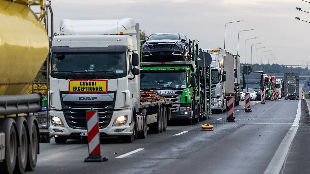 Lkw-stauen-sich-an-der-A15-an-der-Grenze-zwischen-Polen-und-Deutschland-waehrend-eine-stationaere-Grenzkontrolle-stattfindet