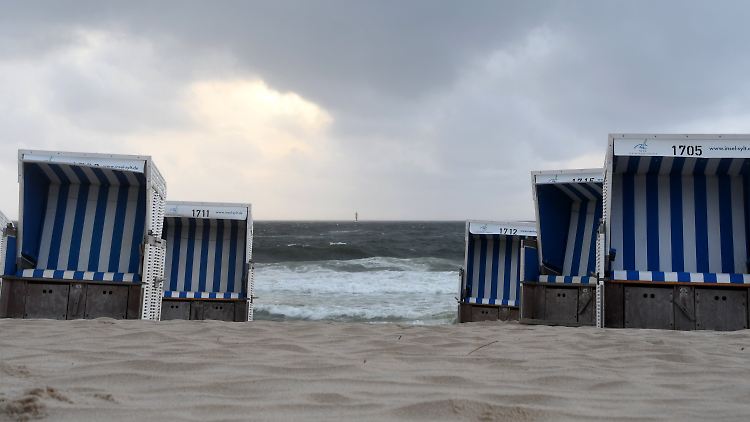 Womöglich war es das erst einmal mit dem Sylt-Urlaub - für mindestens zwei der Grölenden hat der Eklat bereits handfeste Konsequenzen.