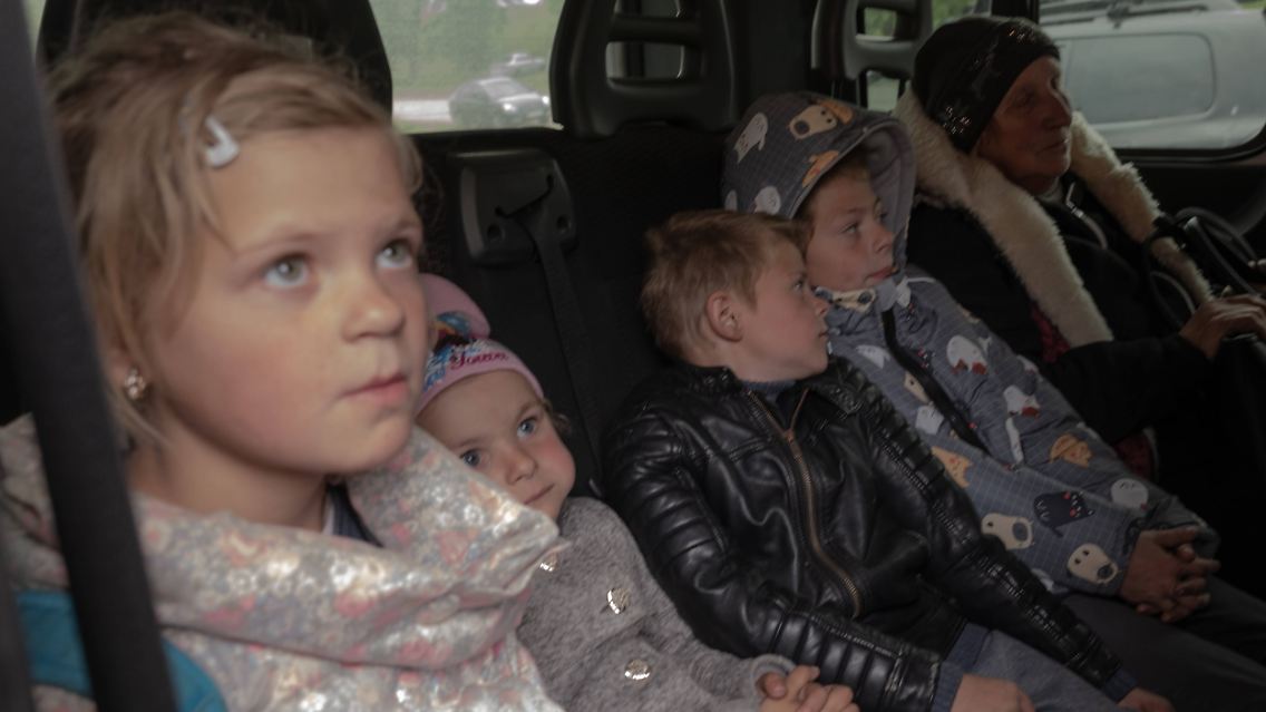 Zum Schutz vorm russischen Vormarsch werden Kinder aus der Region Charkiw in Sicherheit gebracht.