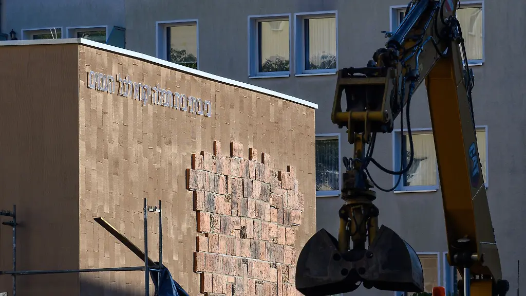 Ein-Bager-ist-vor-der-Neuen-Synagoge-zu-sehen