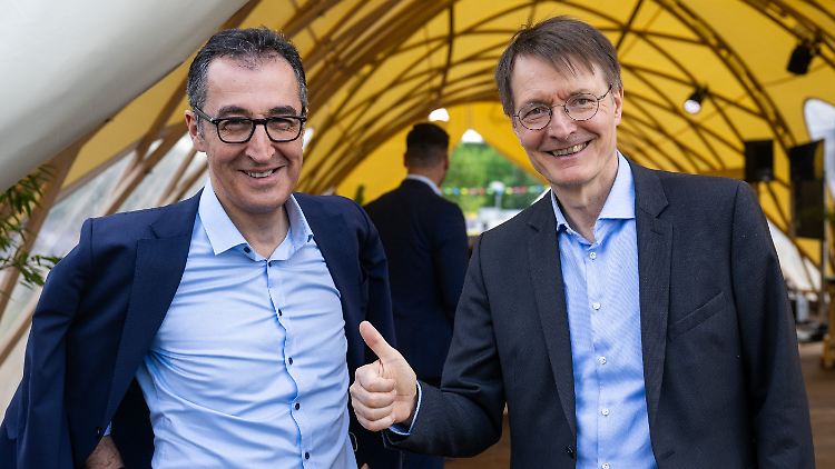 Daumen hoch für die Cannabis-Legalisierung: Karl Lauterbach (r.) und Cem Özdemir auf dem Demokratiefest zu 75 Jahren Grundgesetz. 