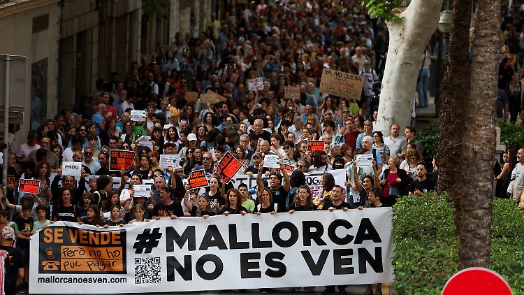 Unter dem Motto "Mallorca ist nicht zu verkaufen" protestierten Tausende gegen den Massentourismus auf der beliebten Urlaubsinsel.