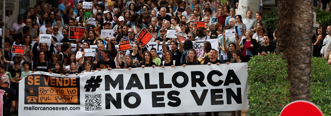 2024-05-25T184430Z_630604939_RC2UX7A2II8B_RTRMADP_3_SPAIN-TOURISM-PROTEST.JPG