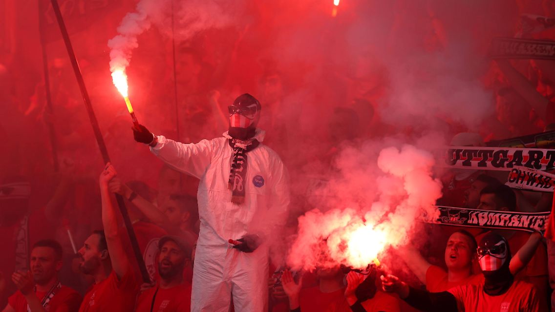 Anschließend beruhigt sich das Spiel, aber nicht die Pyro-Show der Teufel-Fans. Auf zwei Bannern kritisieren sie außerdem die Preispolitik beim Endspiel: "Günstigstes Ticket 45 Euro. Ein Verband - völlig losgelöst von der Basis."