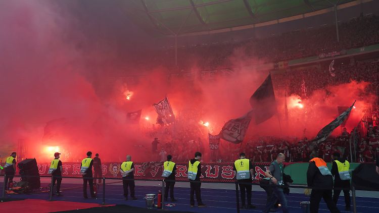 Teures Spektakel: FCK-Fans nebelten ihre Kurve ein.