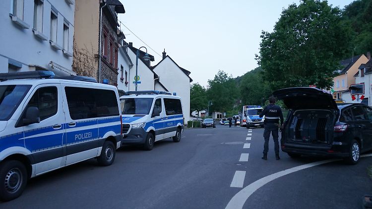 Wegen des Lärms wurde die Polizei gerufen, die Party daraufhin beendet.