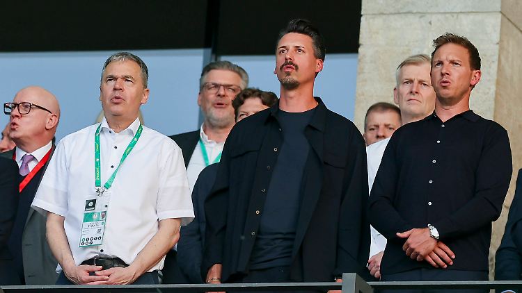 DFB-Geschäftsführer Andreas Rettig, Co-Trainer Sandro Wagner und Bundestrainer Julian Nagelsmann am Samstagabend beim DFB-Pokalfinale.