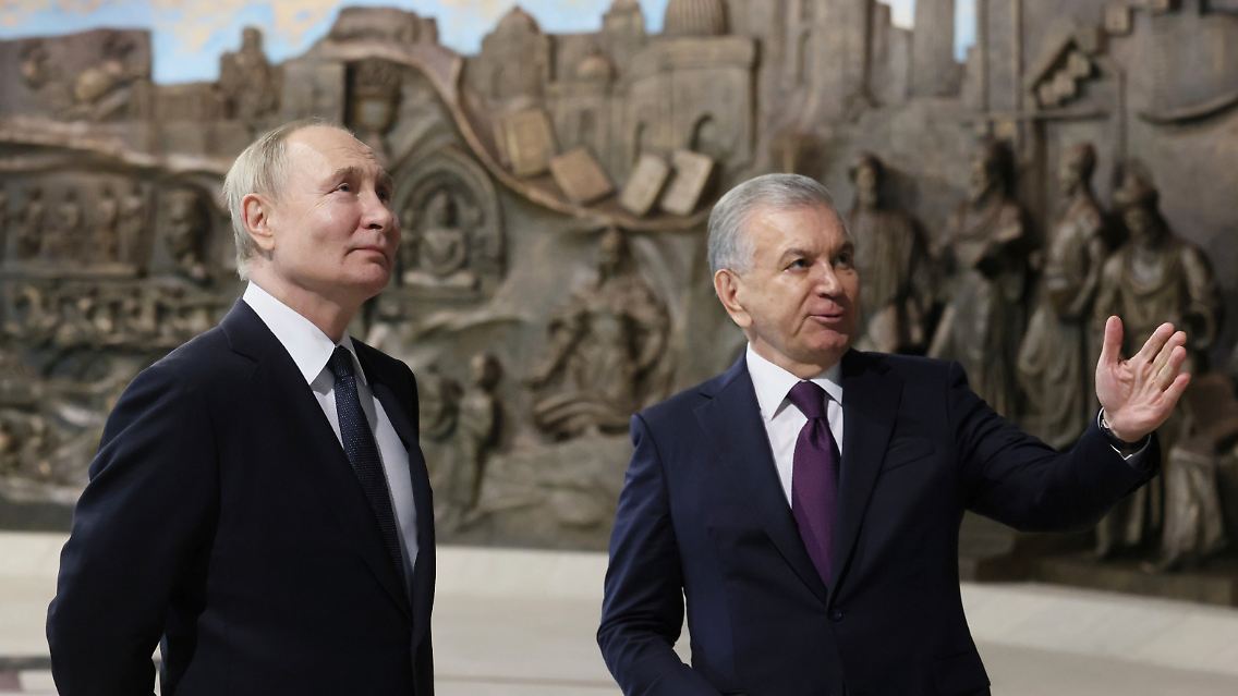 Der russische Präsident Wladimir Putin (l.) und der usbekische Präsident Shavkat Mirziyoyev am Unabhängigkeitsdenkmal im Yangi O'zbekiston Park in Taschkent.