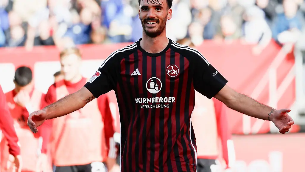 Ivan-Marquez-von-Nuernberg-aergert-sich-ueber-seinen-Platzverweis