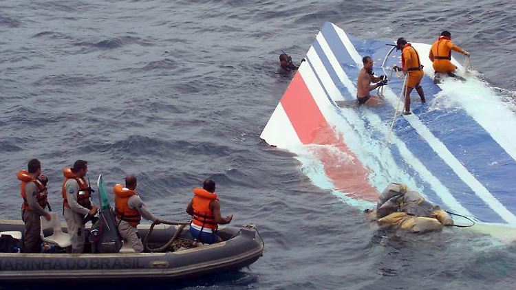 Ein Wrackteil wird eine Woche nach dem Absturz der Air-France-Maschine AF447 von einem Rettungsteam der brasilianischen Marine im Atlantik geborgen.
