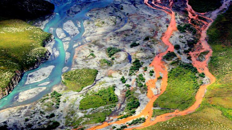 Der auftauende Permafrostboden setzt Mineralien der Witterung aus, wodurch der Säuregehalt des Wassers steigt und Metalle wie Eisen, Zink und Kupfer freigesetzt werden, wie im Kutuk-Fluss.