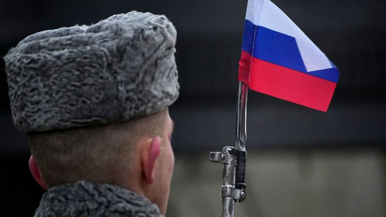 Russischer Soldat bei einer Gedenkzeremonie am Denkmal der heldenhaften Verteidiger von Leningrad. (Symbolbild)