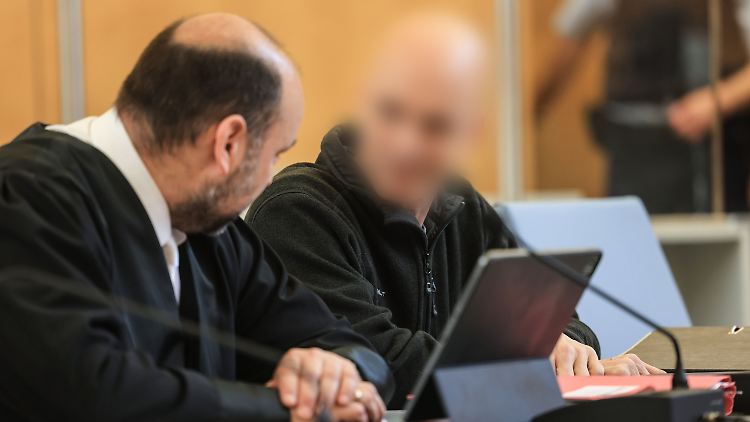 Der Angeklagte (r) sitzt Ende April im Gerichtssaal neben seinem Anwalt.