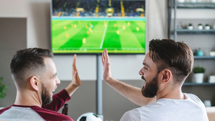 Grund zur Freude für Mieter! Das Nebenkostenprivileg für den TV-Anschluss fällt. Doch damit nicht mitten während der EM der Fernsehen schwarz bleibt, müssen Mieter jetzt aktiv werden.