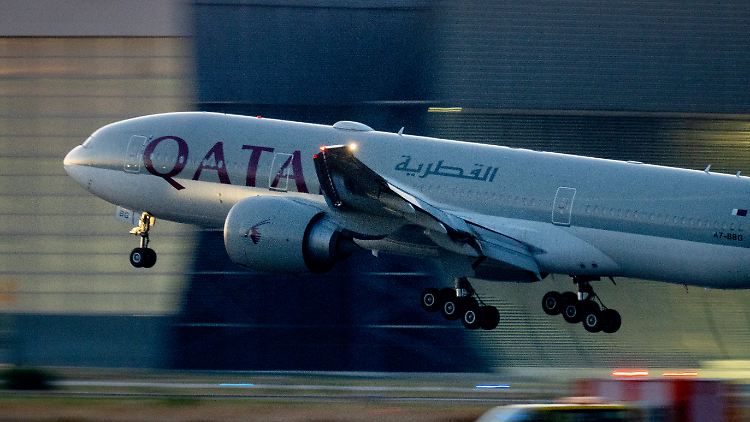 Die Maschine der Fluggesellschaft Qatar Airways landete den Angaben zufolge sicher in Dublin.