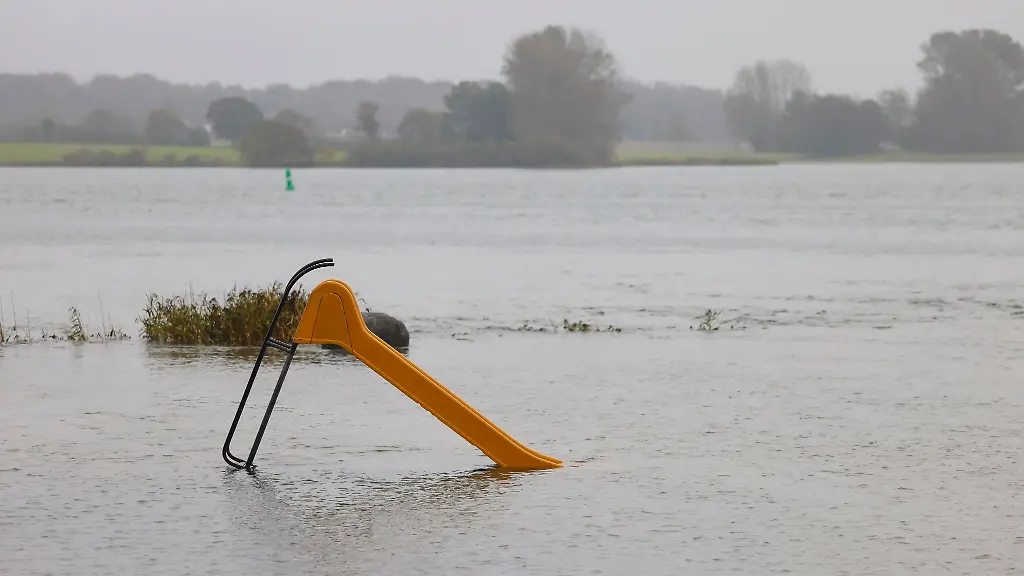 Eine-Rutsche-steht-im-Wasser-im-Kreis-Schleswig-Flensburg