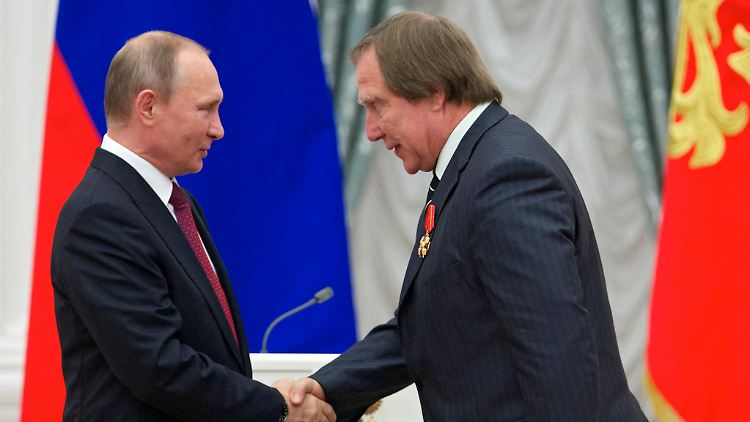 Der Musiker Roldugin (r.) ist ein enger Vertrauter des russischen Machthabers Putin und laut Medienberichten der Patenonkel einer seiner Töchter. 