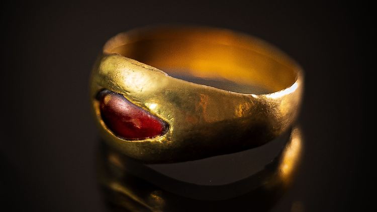 Wegen der hohen Beständigkeit von Gold sind an dem Ring keine Abnutzungserscheinungen zu erkennen.  