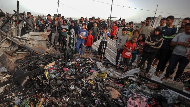 Das Leid der Menschen im Gazastreifen "kann keinen Tag weitergehen", sagt Außenministerin Baerbock. 