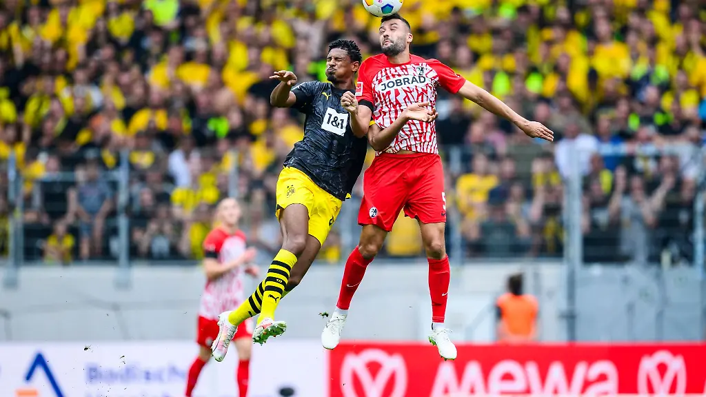 Dortmunds-Sebastien-Haller-l-in-Aktion-gegen-Freiburgs-Manuel-Gulde-r