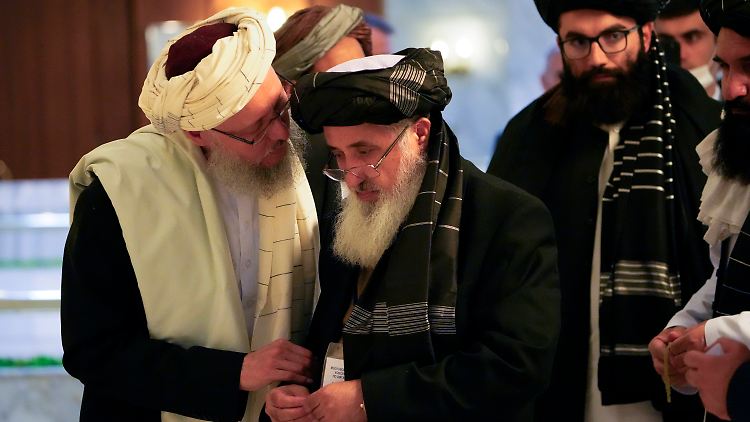 Die Taliban-Vertreter Abdul Salam Hanafi (l.) und Amir Khan Muttaqi unterhalten sich während einer Afghanistan-Konferenz in Moskau im Oktober 2020. 