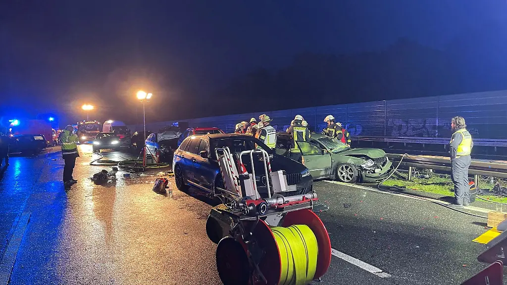 Feuerwehr-und-Polizei-stehen-an-der-Unfallstelle-auf-der-Autobahn-2