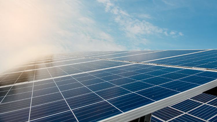 Balkonkraftwerke finden zunehmend reißenden Absatz. Die Vorteile von Solaranlagen liegen auf der Hand.