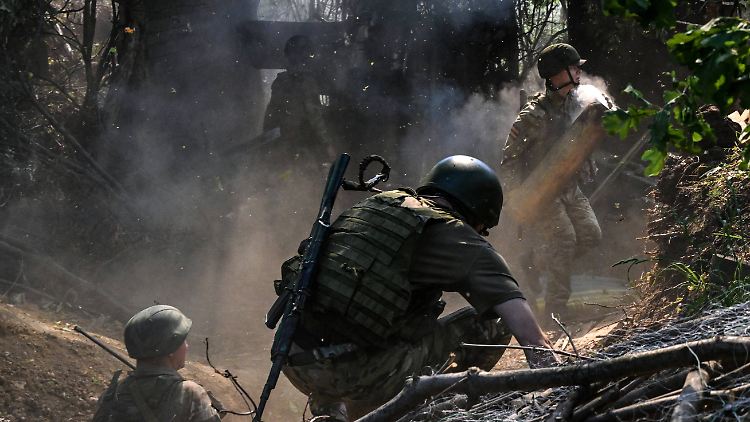 Russische Soldaten feuern mit einer Haubitze gegen ukrainische Stellungen.