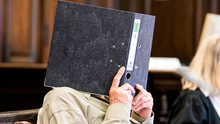Kamerascheu, aber geständig: In Hamburg steht ein 66-Jähriger unter anderem wegen Unterstützung einer terroristischen Vereinigung vor Gericht. 