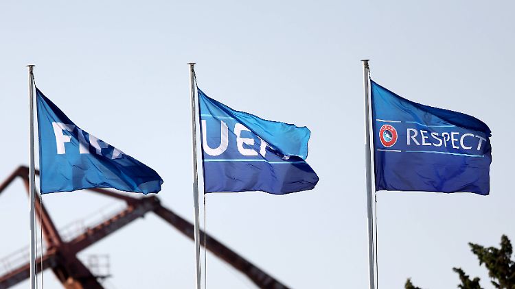 UEFA und FIFA sind aufgefordert, den freien Wettbewerb zuzulassen.
