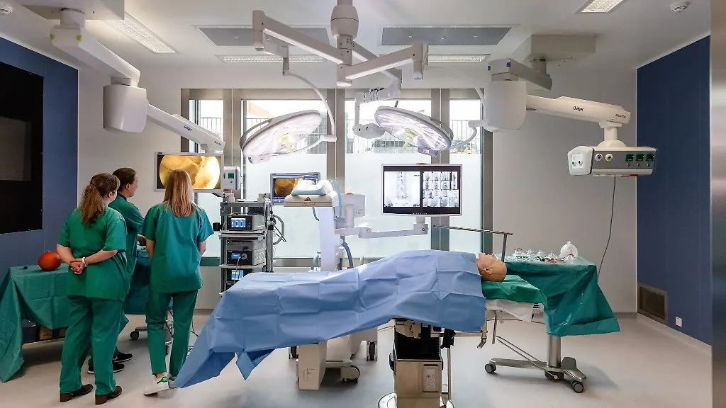 Krankenhausmitarbeiterinnen-stehen-in-einem-Operationssaal-des-Ambulanzbereichs-im-Zentralklinikum-auf-dem-Campus-Luebeck-des-Universitaetsklinikums-Schleswig-Holstein