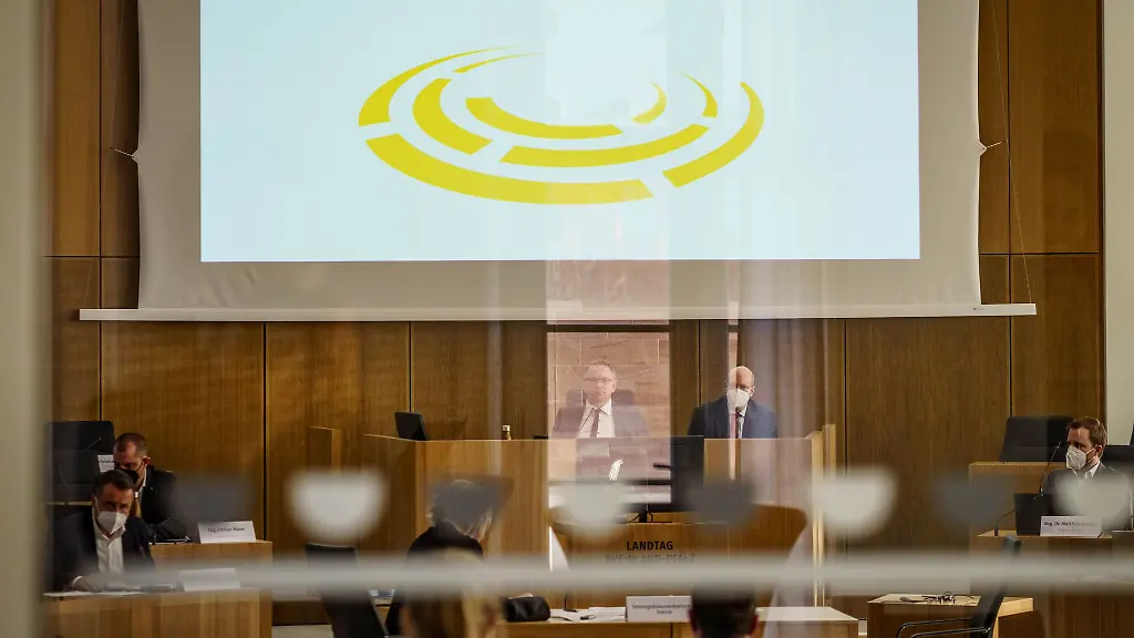 Martin-Haller-SPD-M-sitzt-bei-einer-Zeugenbefragung-als-Vorsitzender-des-Untersuchungsausschusses-zur-Flutkatastrophe