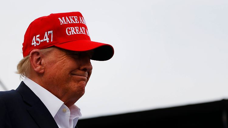 Donald Trump ist siegessicher: Die Präsidentschaft ("47") hat er schon auf seine Kappe gestickt.