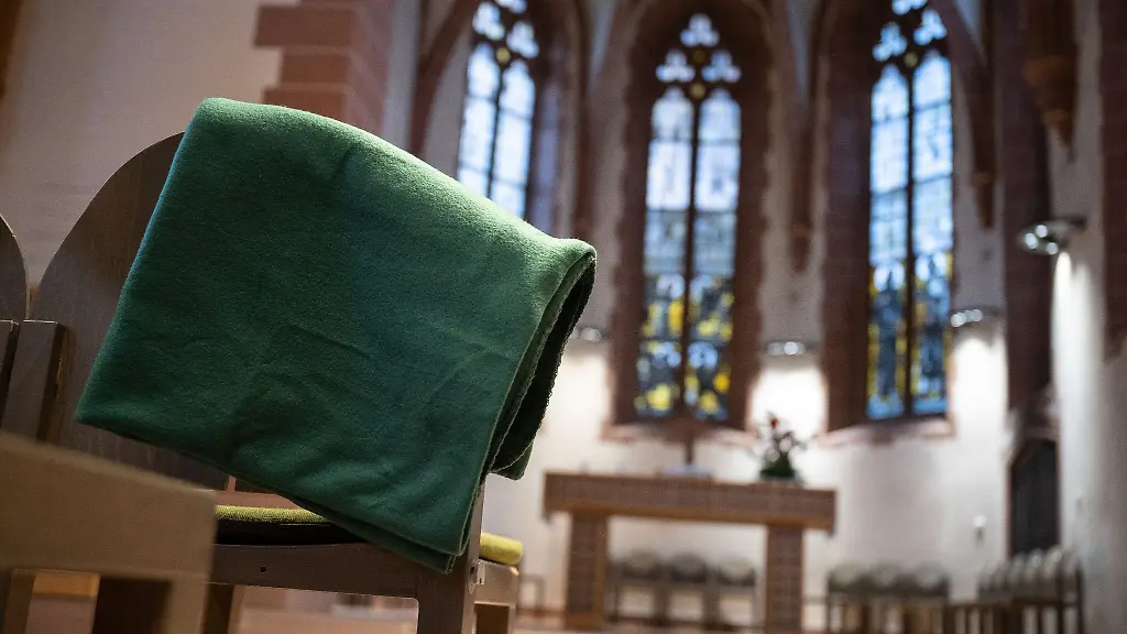 Decken-fuer-Glaeubige-liegen-in-der-Alten-Nikolaikirche