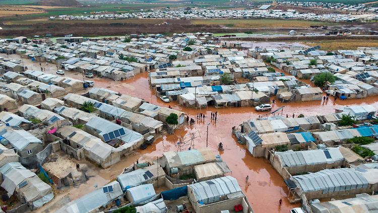 Flüchtlingslager im Nordwesten Syriens werden derzeit von Überschwemmungen heimgesucht. 